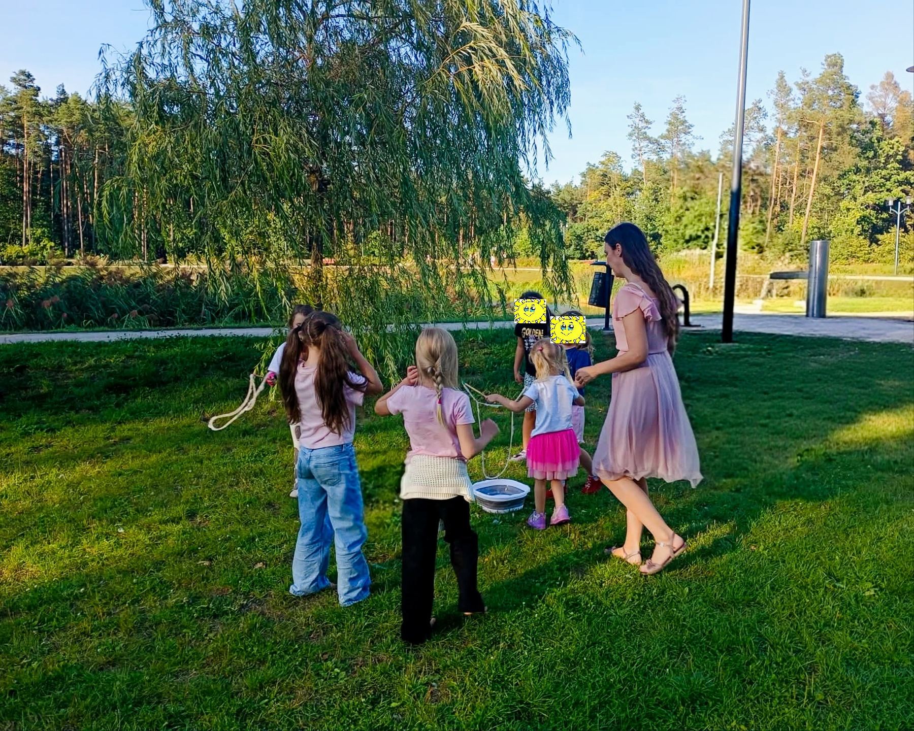 Zabawy z bańkami mydlanymi podczas animacji dla dzieci